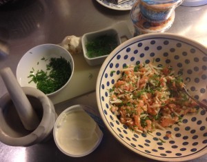 Hacka, blanda, smaka av. Jag skulle ha önskat nån syra i, men vågade inte mixtra för mycket, Ska servera citron till.