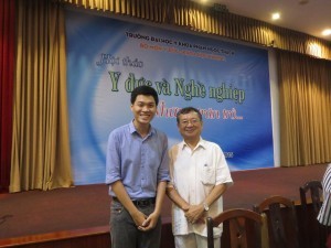 Cuối buổi, một em xin chụp với thầy Ngọc tấm hình để về khoe với Mẹ: