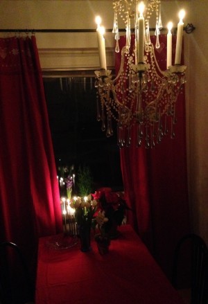 Det blev en lyckad kväll igår. Trude kom, jag tände mammas ljuskrona och vi laddade för sista Downton Abbey (det blir inga spoilers i det här inläget)