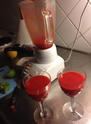 Vi gjorde en gudomlig drink, jordgubbar, frusen rom, lime, is och massa florsocker.
