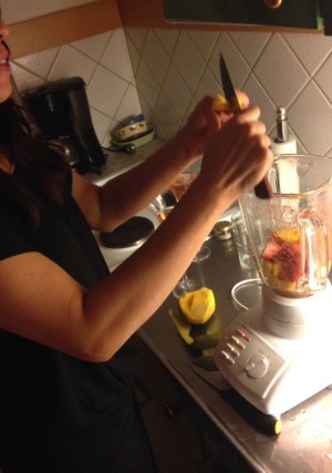 Till dessert hade vi frukt; mango, jordgubbar, clementiner och blåbär. Vi struntade i dessert och mixade allt med rom. Praktiskt taget en smoothie, tyckte vi. Very lyckat.