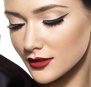 girl-with-cat-eye-makeup/