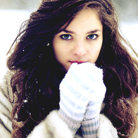 cold-girl-with-long-wavy-hair<br