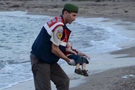 A-Turkish-gendarmerie-carries-a-young-migrant.Nilufer Demir