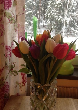 Tulpaner - åh, tulpaner, som jag saknat er! Gardinen köpte jag på