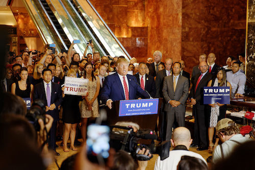 Donald_Trump_Signs_The_Pledge_06.jpg