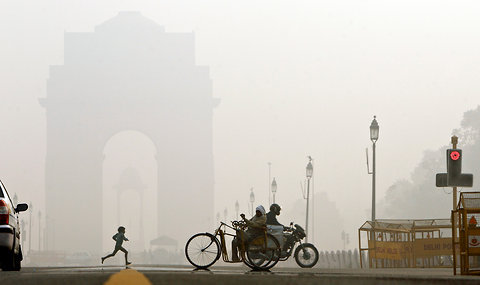 Pollution around Delhi's India Gate - NY Times