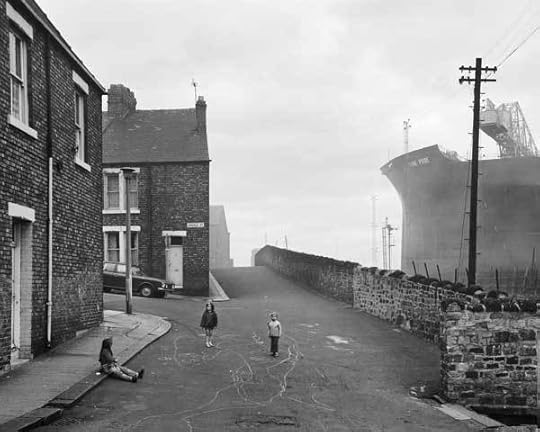 208MAG03_housing_and_shipyard_wallsend_1975