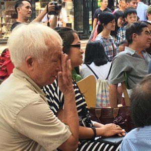 Khán thính giả rất xúc động khi nghe bài thơ 