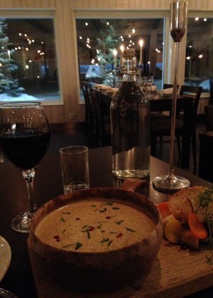 Beställde en shitakesvampsoppa (det är mkt shitake här uppe, är det nåt lokalt? Måste kolla upp det). Den var FABULÖS. Så otroligt god. Drack vin till, skrev rent anteckningar och kollade på folk.