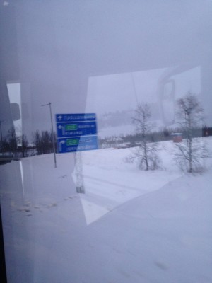 Jag togg bussen från flygplatsen. Vägskyltarna visar till Narvik, Loussavaara och andra för mig exotiska namn. Jag pladdrade nog sönder busschaufförens öron - men han var hygglig och gav mig massa tips och info. PÅ flygplatsen stod två hundspann med upphetsade hundar. Imorgon ska jag testa det!
