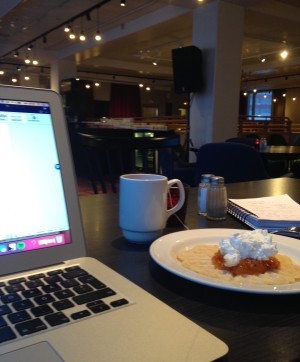 Min älskade dator, mina anteckningar och en våffla med hjortronsylt och grädde - detta är bilden av LYCKA för mig. 