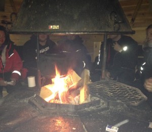 Vila vid elden. En liten kåta, mitt ute i skogen. Så himla avkopplande. 