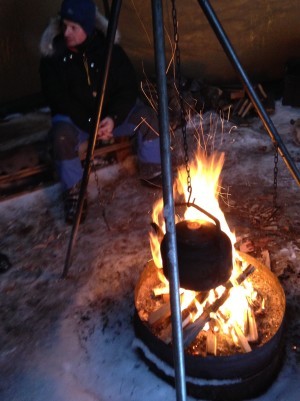 Ser ni kaffekannan över leden? Kaffet var nattsvart och skållhet kokkaffe.