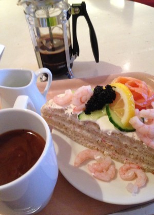 Sen fikade jag smörgåstårta och satt och skrev ner mina intryck (och överföll ännu fler Kiruna-bor, haha, men det är MYCKET utländska turister här). Nu ska jag vila.