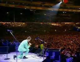 David Bowie praying on stage - The Lord's Prayer in fact!