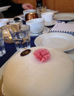 Vit prinsess-tårta. En hel. Because we´re worth.