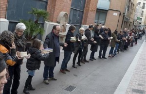 Barcelona 31 01 2016 Barceloneando Cadena humana para el traslado de los libros de la libreria Nollegiu en el Poble Nou a su nueva sede a una calle de la anterior de distancia Fotografia de Jordi Cotrina