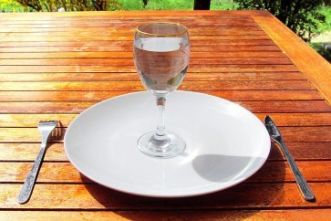 Fasting_4-Fasting-a-glass-of-water-on-an-empty-plate-e1394748279898