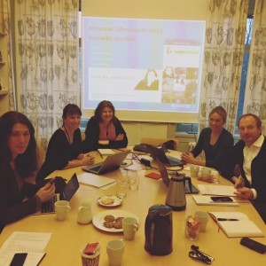 För man kan aldrig få för många bilder på folk runt ett konferensbord.