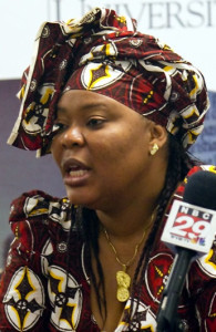 Leymah Gbowee (October 2011)” autorstwa Leymah-gbowee-at-emu-press-conference.jpg: Jon Styer/Eastern Mennonite Universityderivative work: César - Ten plik jest pochodną pracą Leymah-gbowee-at-emu-press-conference.jpg:. Licencja CC BY 3.0 na podstawie Wikimedia Commons - 