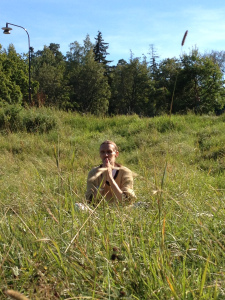 Giten, gul tröja, högt gräs