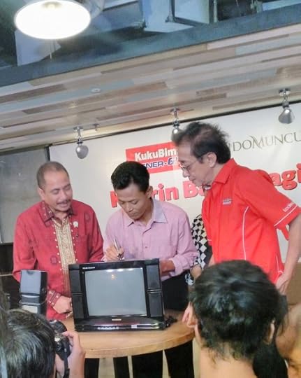 Kusrin menandatangani TV yang diberikan untuk Mentri Pariwisata Pak Arief Yahya