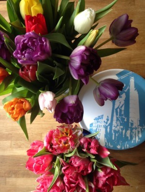 Tulpaner och en bricka med Konserthuset på - det var rea på den, bara 49:- och perfekt liten storlek till en kopp te och en bakelse. Diet - bah.