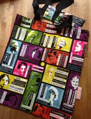 Den här tygkassen köpte jag igår, så snygg, ska ge bort den, men blev sugen på att köpa en till mig själv. Lägger en länk i inlägget så kan ni läsa mer om den.