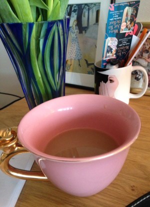 Den här vackra koppen har jag fått i present av en vän. Den är gjord av Kerstin Tillberg.