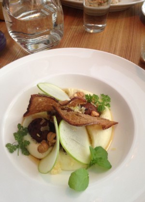 Vå på Miss Clara. Det här är nån sorts kastanjebollar och nån puré och hasselnötter och brynt smör. Ljuvligt gott.