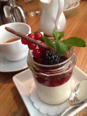 Och sen slog jag till på en pannacotta med körsbär och kaksmulor. Jösses.