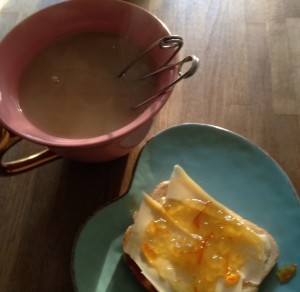 God morgon! Te i romancekoppen och rostmacka med apelsinmarmelad. Solen har börjat komma fram ovanför hyreshuset mittemot mig, så nu har jag sol i köket.