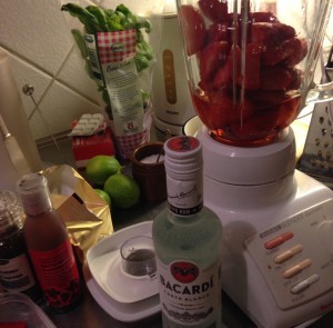 Vi mixade jordgubbar, lime och rom och det blev så otroligt gott.
