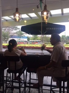 Cafe satrbucks bên cạnh đứa cháu nội mê đọc sách