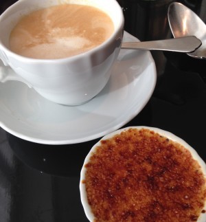 Cappucino och dessert. Man kunde ha det värre en vanlig tisdag.