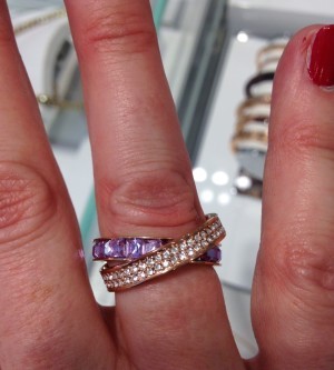 Den här passade (också Mikael Kors) men jag var tveksam till den lila färgen. Den var otroligt fin. Också rosé. Fanns ett armband till.