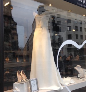 Bröllopsskyltning hos Georg Jensen. Det gick inte att få en bättre bild genom fönstret, men klänningen är av Lars Wallin och alldeles gudomlig.