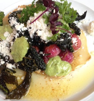 Det här var så sinnessjukt gott - bakad rotselleri, friterad grönkål, getost, bakad rödlök och nån basilikasås och brynt smör.