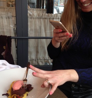 Sen drack vi kaffe. Frida åt en chokladfondant med blodapelsinsorbet, passion curd och citrussallad. Alltså, den var som ett konstverk. Så fin att jag glömde plåta min egen mjölkchoklad cremé brulée. Nu är jag världens tröttaste men måste ladda om på nåt sätt, för jag MÅSTE skriva.