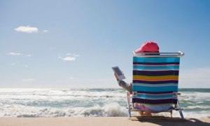 reading-a-kindle-at-the-b-007