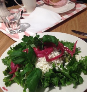 Feta-sallad på Café Å Latte. Barnen åt kanelbulle och kladdkaka till