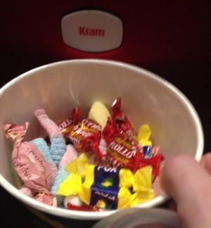 Och sen åt vi förstås godis. Och nån märklig sorts snacks. Hela kostcirkeln. Tror inte de fick i sig någon som helst frukt eller grönsak på hela dagen. Skäms lite.