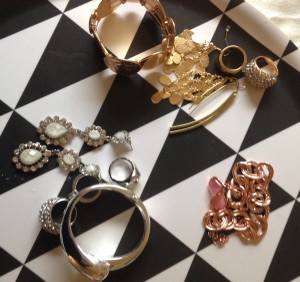 Det här har jag shoppat på Guldfynd, Glitter och Albrekts Guld, tror det dyraste kostade 119:- och då var det tag tre betala för två.