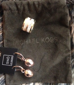 Det blev ett par örhängen från snö of Sweden också. Det är ett par ekollon i roséguld. Nu är jag pank.