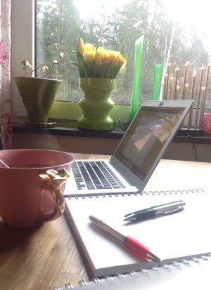 Obekvämt men fint. Solen skimrar så vackert genom mina fönster, som jag inte tvättat på tre år.