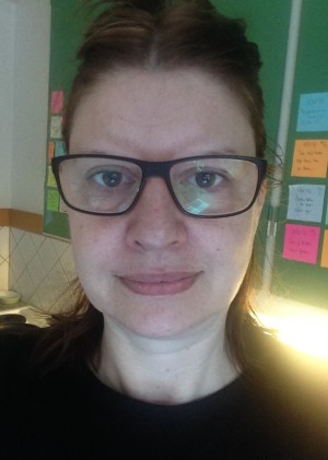 Brillor och postits. Klarar mig inte utan varken det ena eller det andra.