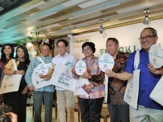 Di akhir talkshow, para pembicara me-launching kantong daur ulang dari PT. Sido Muncul Tbk.