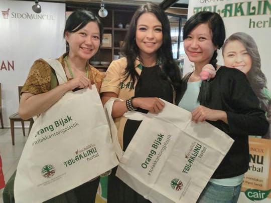 Tantri Kotak, salah satu penyanyi yang peduli lingkungan.