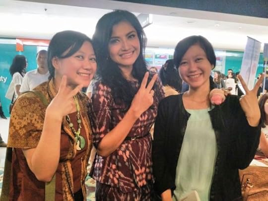 Tina Talisa (tengah), salah satu presenter yang peduli lingkungan.